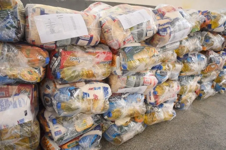 Governo vai entregar cestas básicas para beneficiários do Bolsa Família neste mês: veja como receber