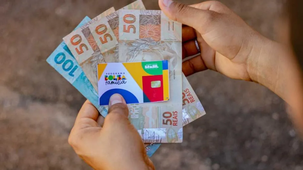 Lula anuncia 13° e reajuste no Bolsa Família; veja os novos valores