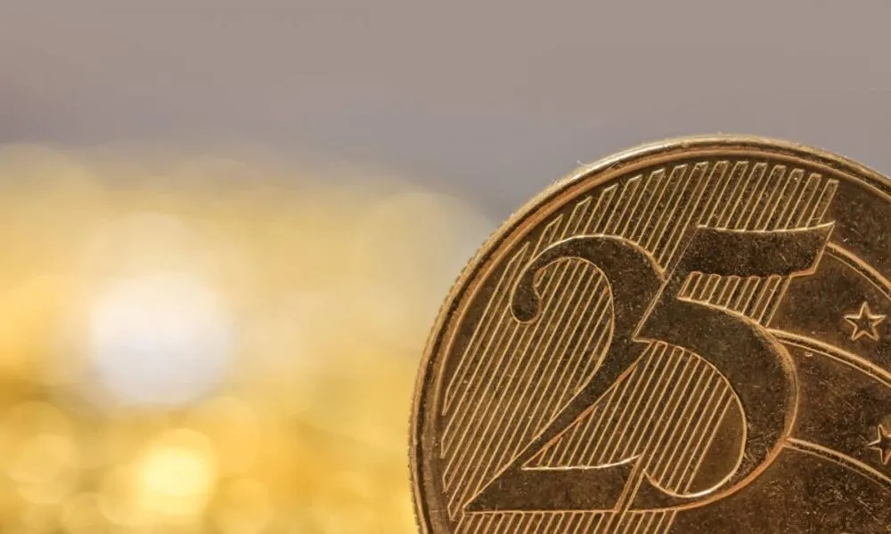 Moeda de 25 centavos guardada em casa pode valer mais de 10 mil reais