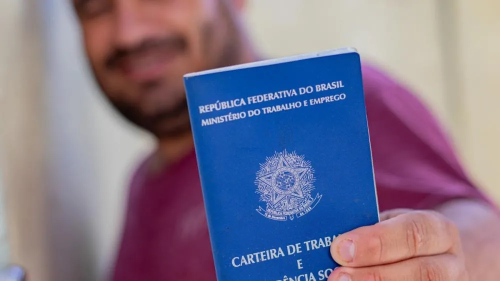 Aposentado pode continuar trabalhando com carteira assinada? entenda seus direitos de forma simples