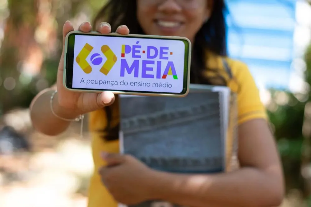 Posso receber Bolsa Família e Pé-de-Meia ao mesmo tempo? Entenda!