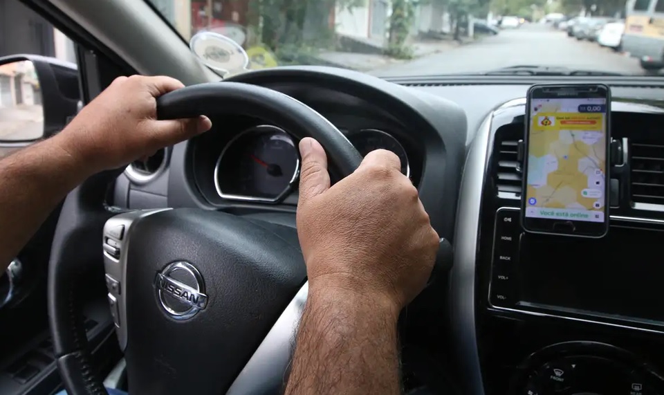 Lula assina projeto de lei que pode dar salário mínimo de R$ 1.412 para motoristas de aplicativo