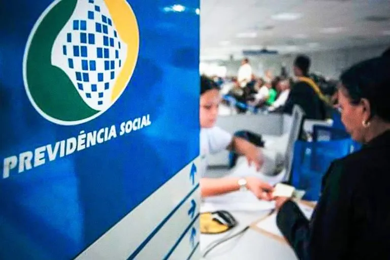 INSS paga benefícios e auxílios a partir desta terça-feira (25). Confira as datas