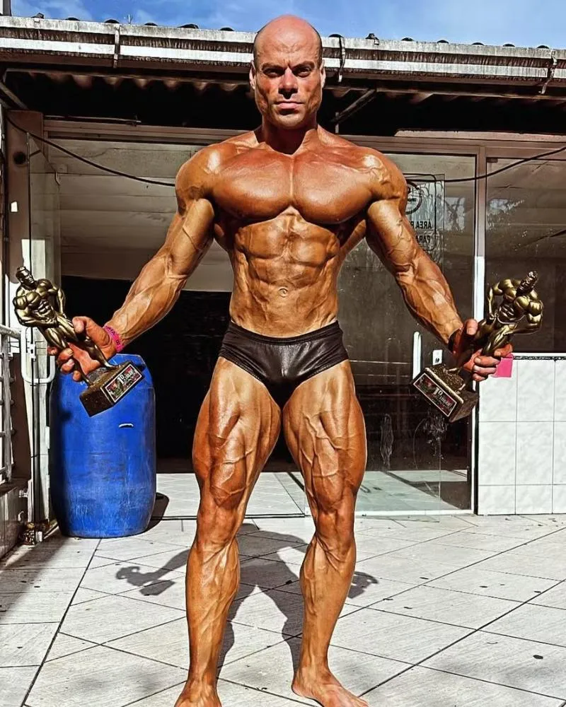 Personal trainer morre esfaqueado em briga com companheira; mulher é presa e já havia sido condenada por latrocínio