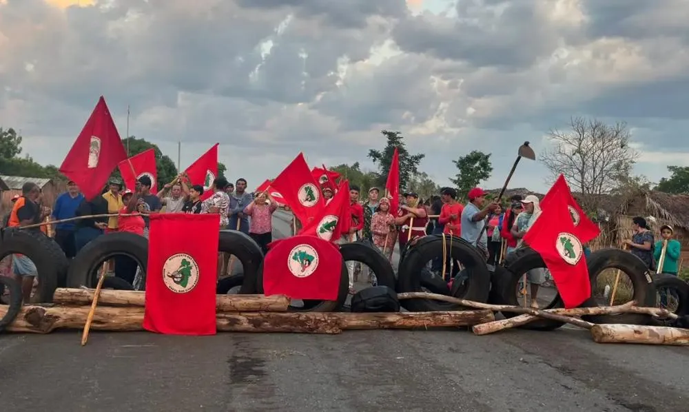 MST bloqueia rodovia para cobrar desapropriação de área