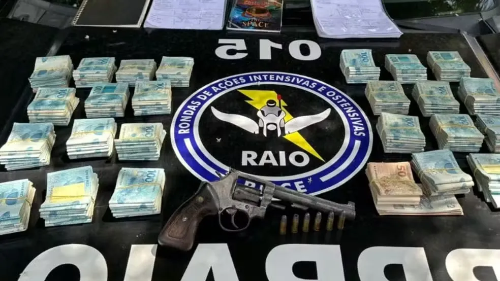Agiota é preso com R$ 227 mil, armas e cartões de vítimas