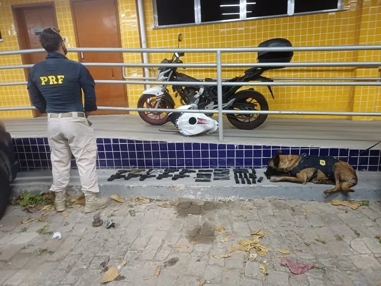 PRF apreende 10 pistolas escondidas em motocicleta