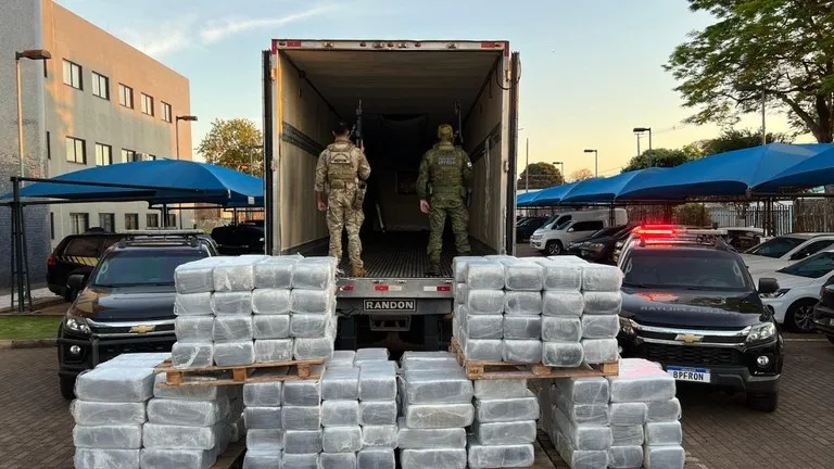 PF e BPFRON apreendem mais de 3 toneladas de drogas em caminhão com fundo falso