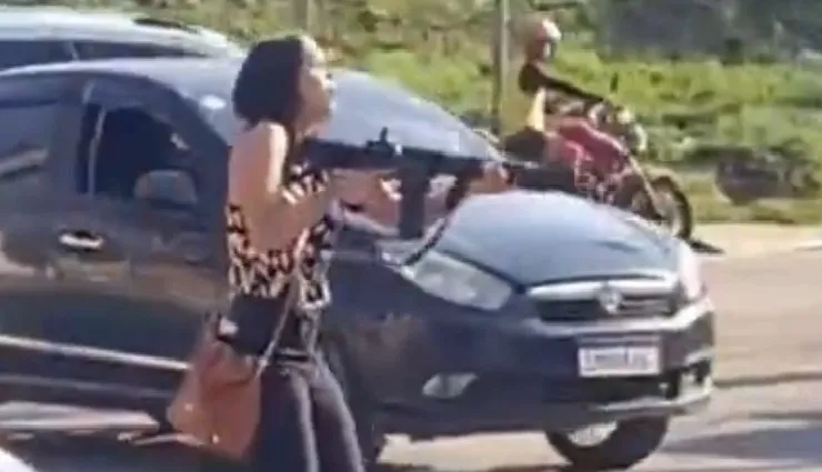 Vídeo viraliza ao flagrar uma policial civil empunhando fuzil e falando firme com criminoso em ação 