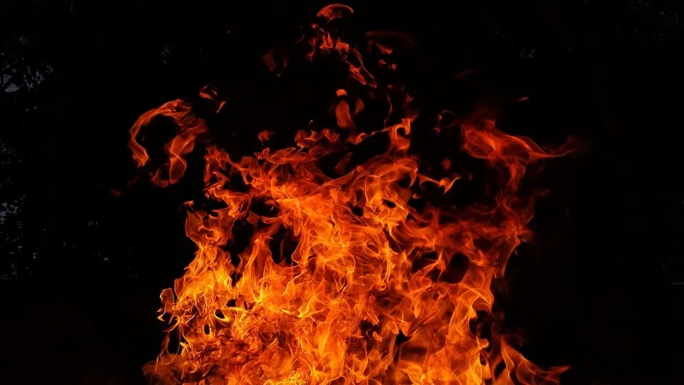 Mulher incendeia o namorado e aciona a sogra pedindo desculpas após agressão