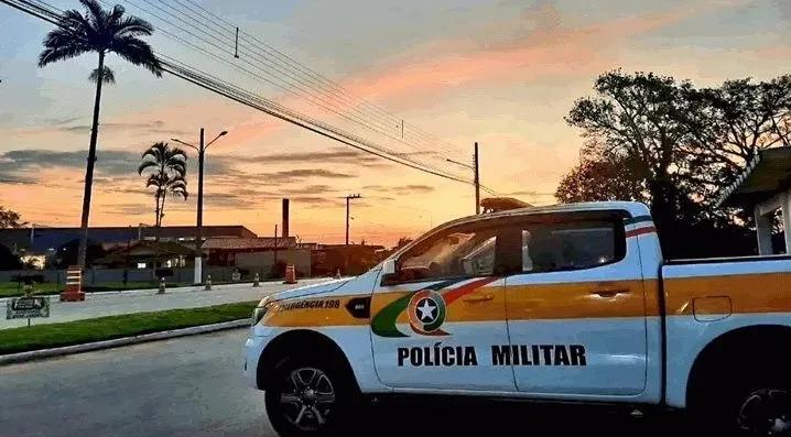 Homem mata mãe e irmã a facadas durante surto por drogas
