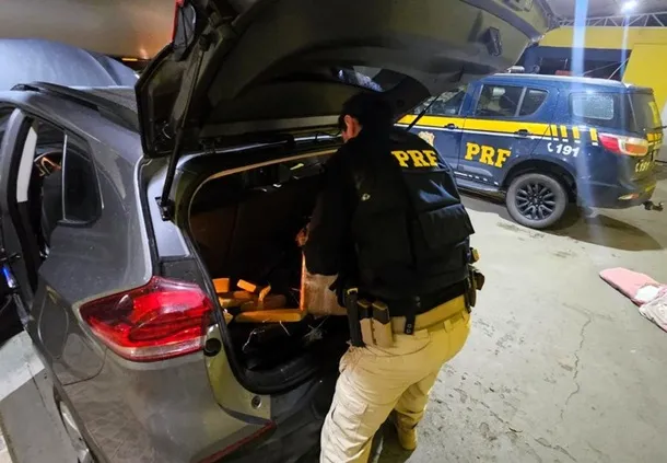 Menor de idade é apreendido com 300 quilos de maconha e carro roubado após perseguição em Joinville