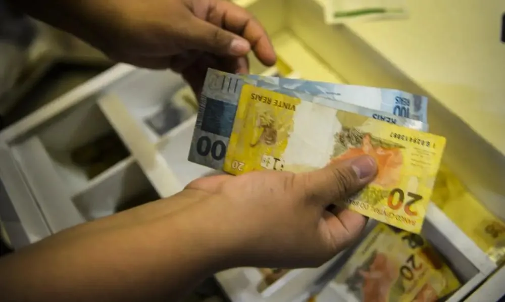 Governo propõe salário mínimo de R$ 1.717 em 2027
