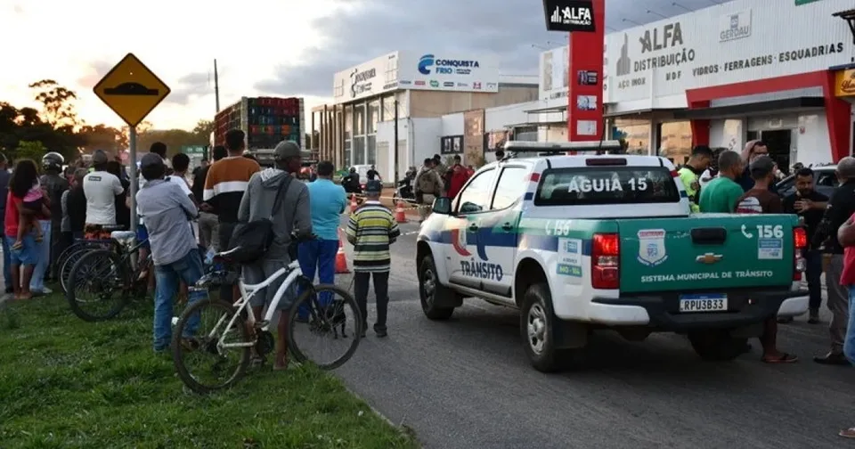 Adolescente morre após cair de garupa de moto com o pai e ser atropelada por caminhão