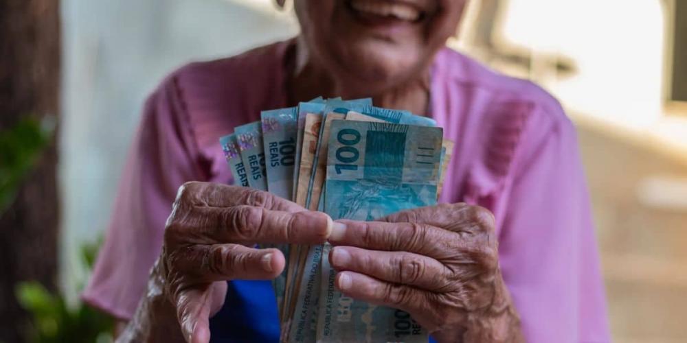 Idosos podem receber até R$ 2.012 do Governo