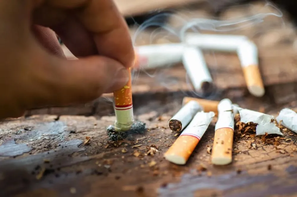Nova lei proíbe jovens de comprar cigarro para sempre e medida chama atenção