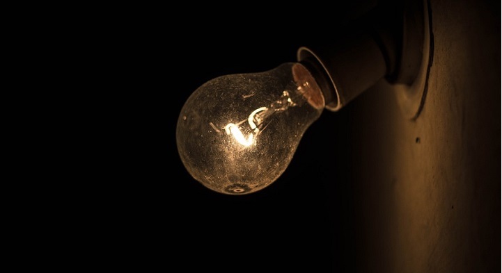 Idosos podem ter conta de luz zerada neste mês de abril