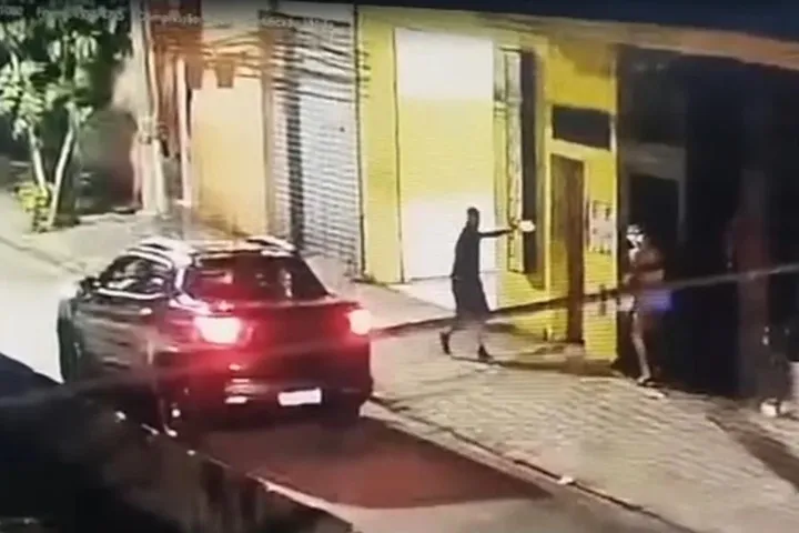 Atirador desce de caminhonete e baleia duas travestis