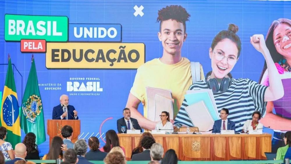 Governo dará hoje (11/04) cartão do estudantes do Estudantes do Pé-de-Meia para sacar o benefício