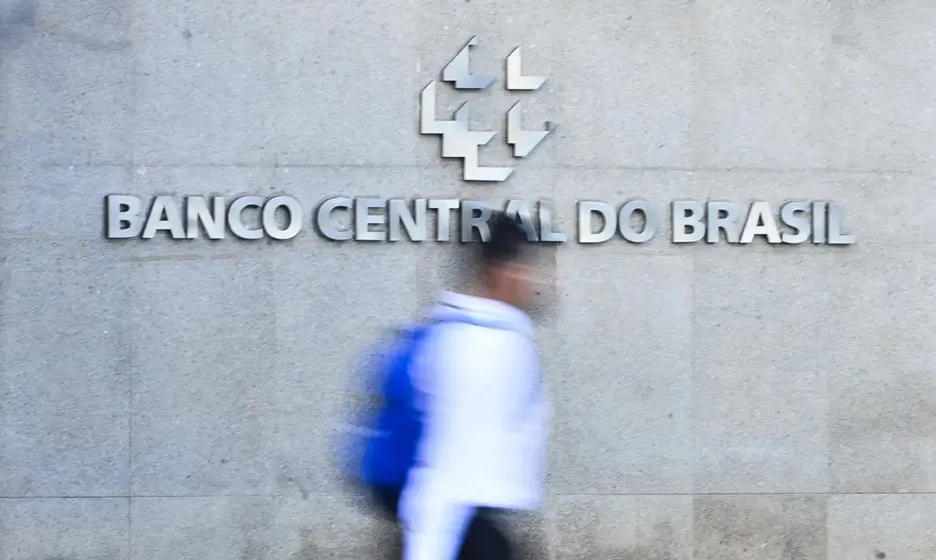 Cartão e Carro: Crédito às famílias cresce 10,9%, mas juros elevados preocupam Banco Central