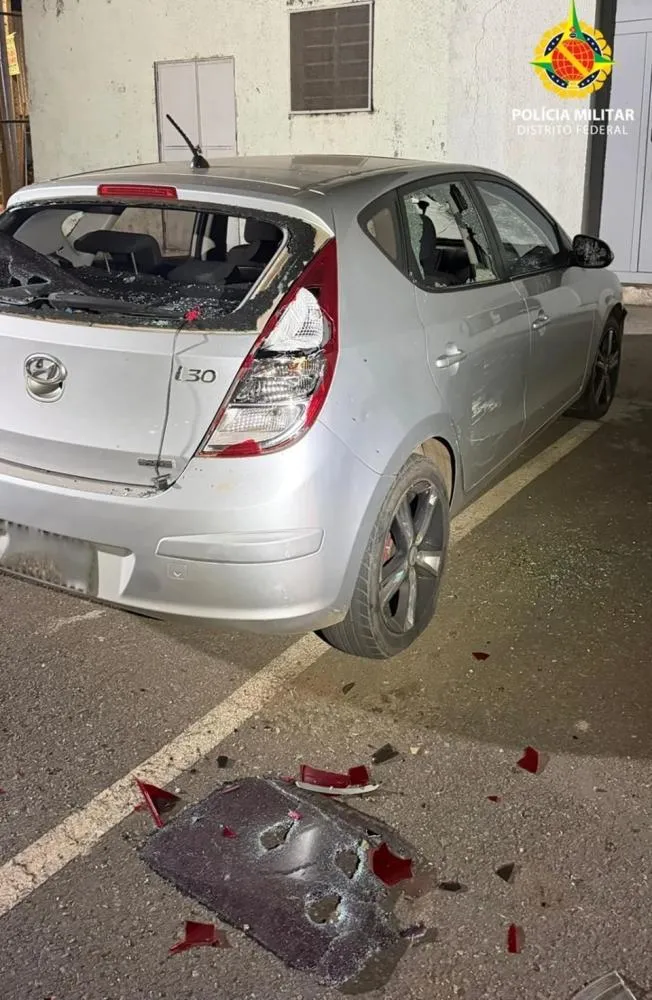 PM usa arma de choque para conter mulher que destruía carro de ex em hospital