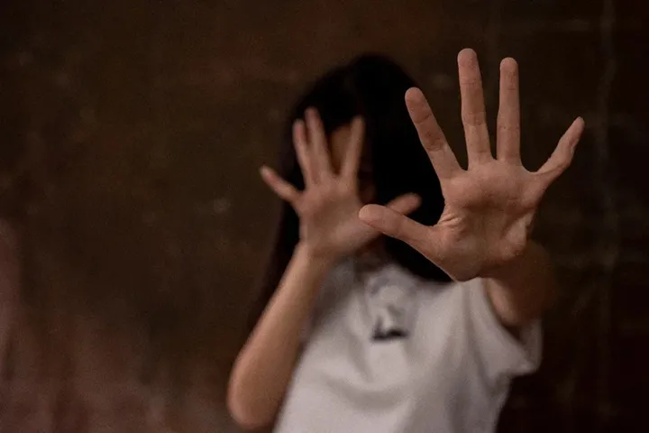 Mulher é esfaqueada pelo marido enquanto segurava filha no colo
