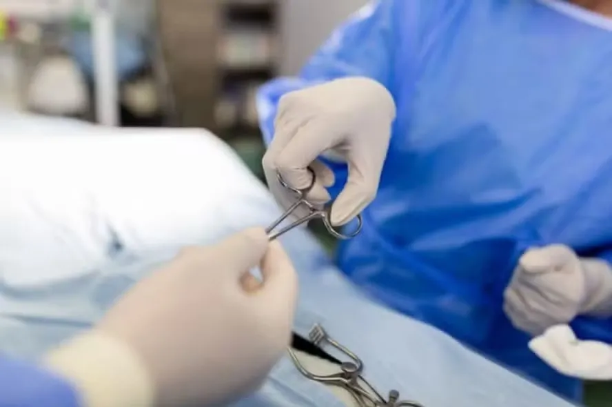 Sete meses após cirurgia plástica, mulher descobre tesoura esquecida no seu abdômen