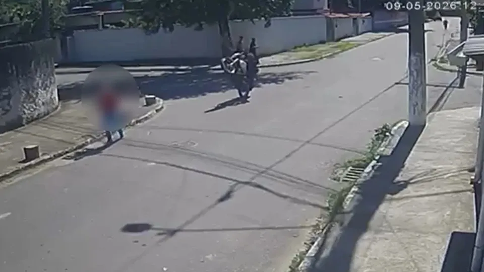 Idosa de 71 anos é atropelada por homem que empinava moto