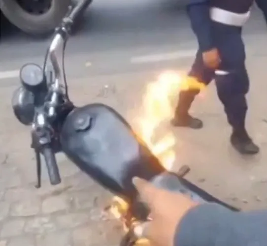 Motociclista sem capacete, CNH e na contramão se irrita e põe fogo na própria moto ao ser parado em blitz