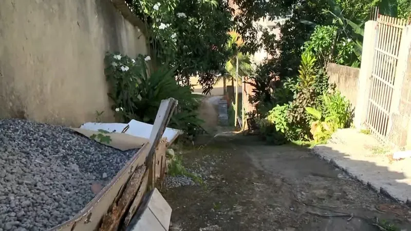 Filho agride mãe de 74 anos e a deixa nua fora de casa
