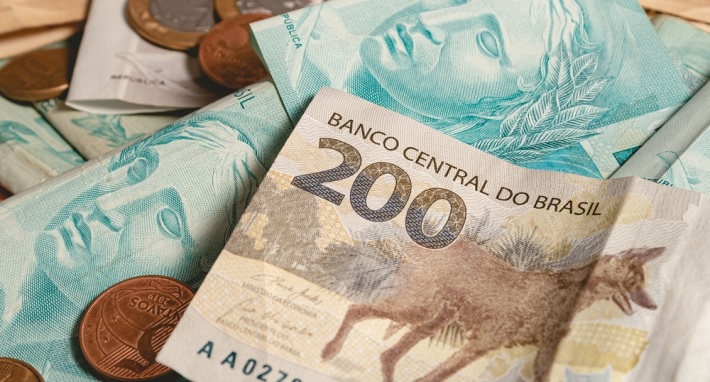 Antecipação do Décimo Terceiro Salário: Impacto e Considerações Sociais