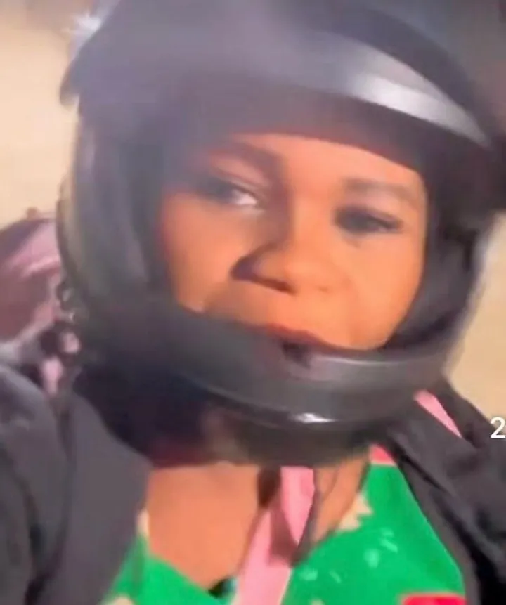 VÍDEO | Mulher viraliza ao ir de moto sozinha para a maternidade