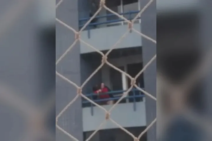 Casal transa na sacada e vizinhos acionam a polícia: “Invejosos”