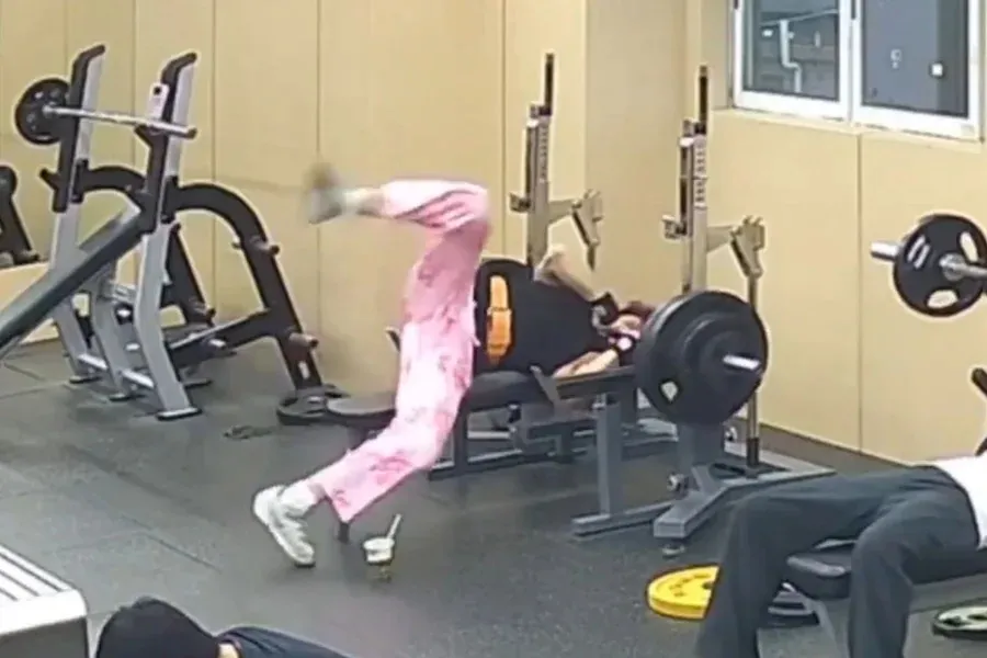 Homem quase é esmagado por barra de 145 kg durante treino em academia