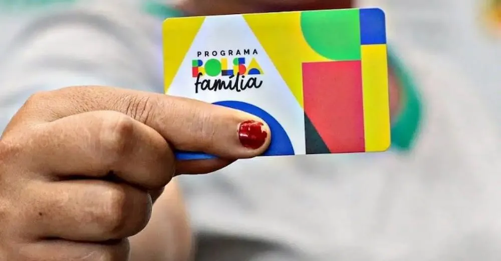 Mães solteiras do Bolsa Família recebem novo valor a partir de maio: saiba como funciona