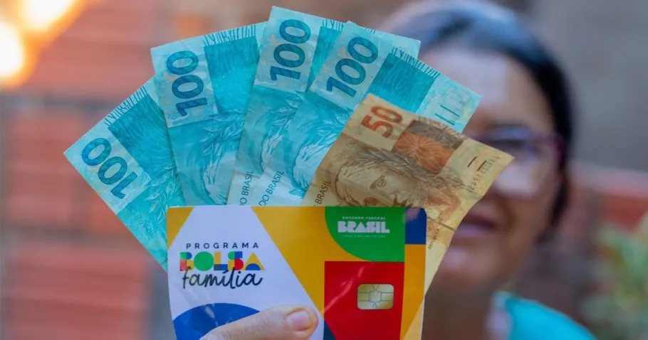 Governo libera R$ 2.400 em auxílio para mulheres em situação de vulnerabilidade