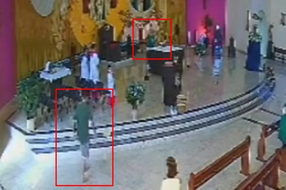 Homem invade igreja, dá soco em bispo e grita: “Avisa para Jesus”. Veja vídeo