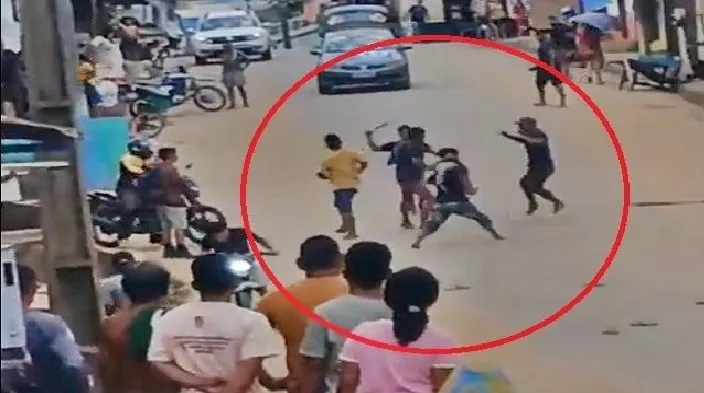 Cinco homens travam batalha com ripas no meio da rua durante eleições e um quase morre; veja vídeo