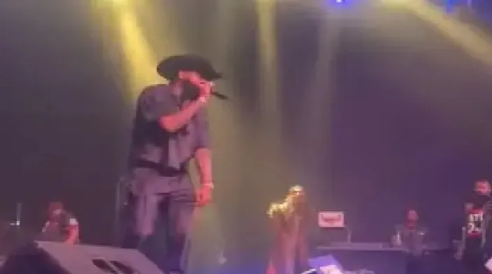 Cantor mete tapa violento na cara de mulher na plateia durante show e foge da polícia; veja o vídeo!