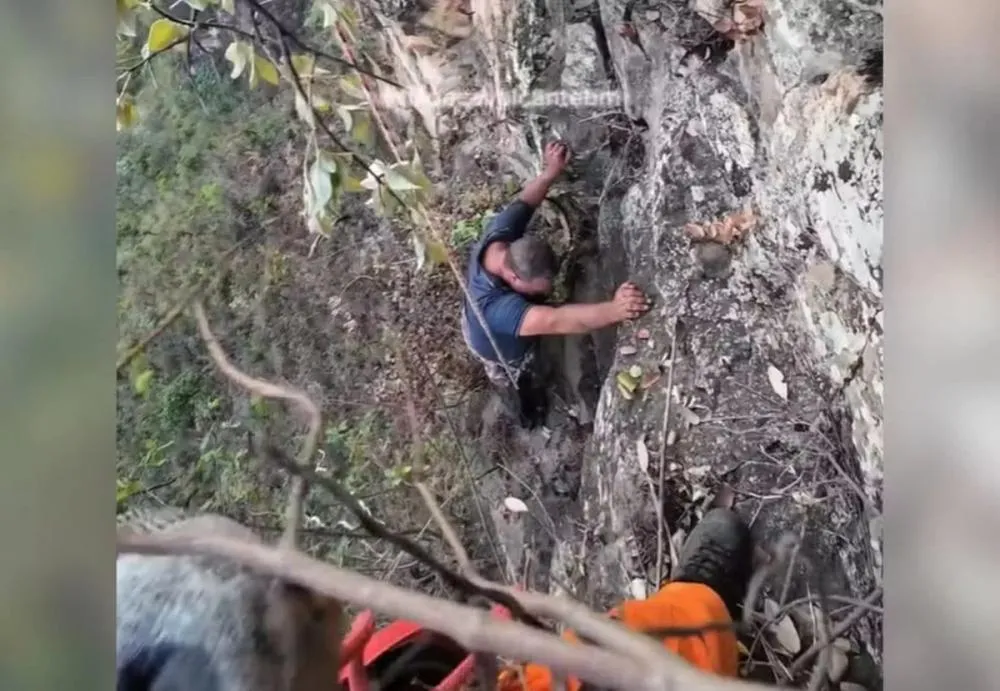 Homem cai em precipício de 70 metros de chinelo e bermudas ao tentar tirar foto na serra
