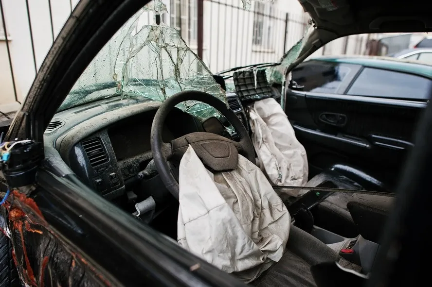 Brasileira de 49 anos morre nua após carro capotar; polícia suspeita de sexo ao volante