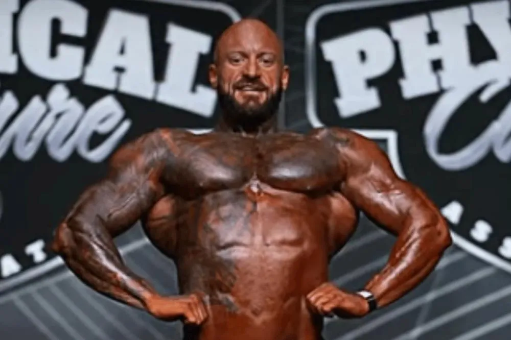Fisiculturista de 33 anos desmaia durante pose e morre no meio do campeonato