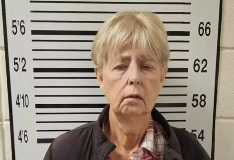 Idosa de 76 anos atira 5 vezes e mata ex-marido e namorada 35 anos mais jovem por ciúmes