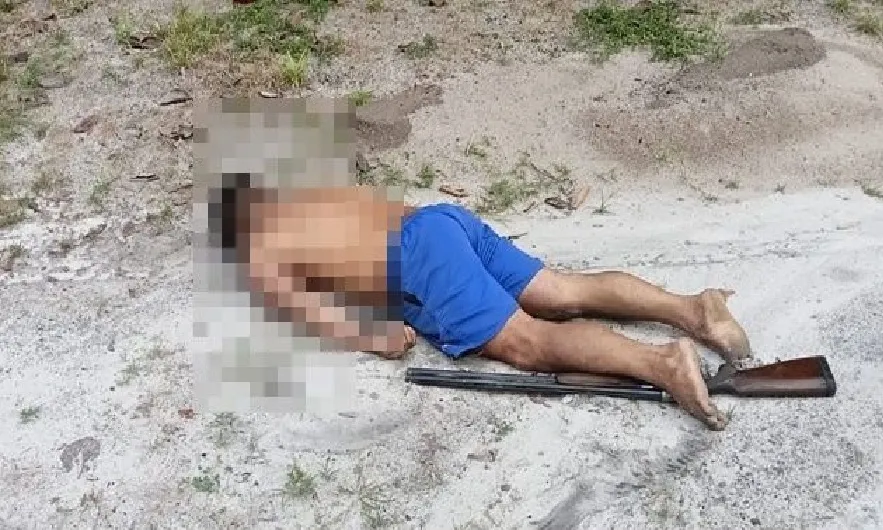 Homem é encontrado morto com espingarda entre as pernas