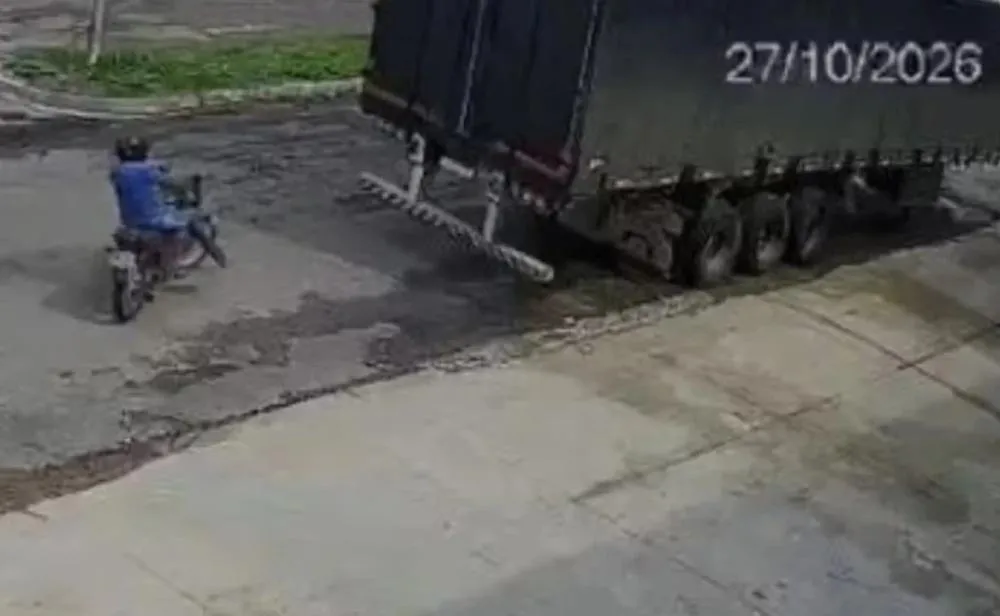 Motociclista morre após não conseguir frear e bater na traseira de caminhão; VÍDEO