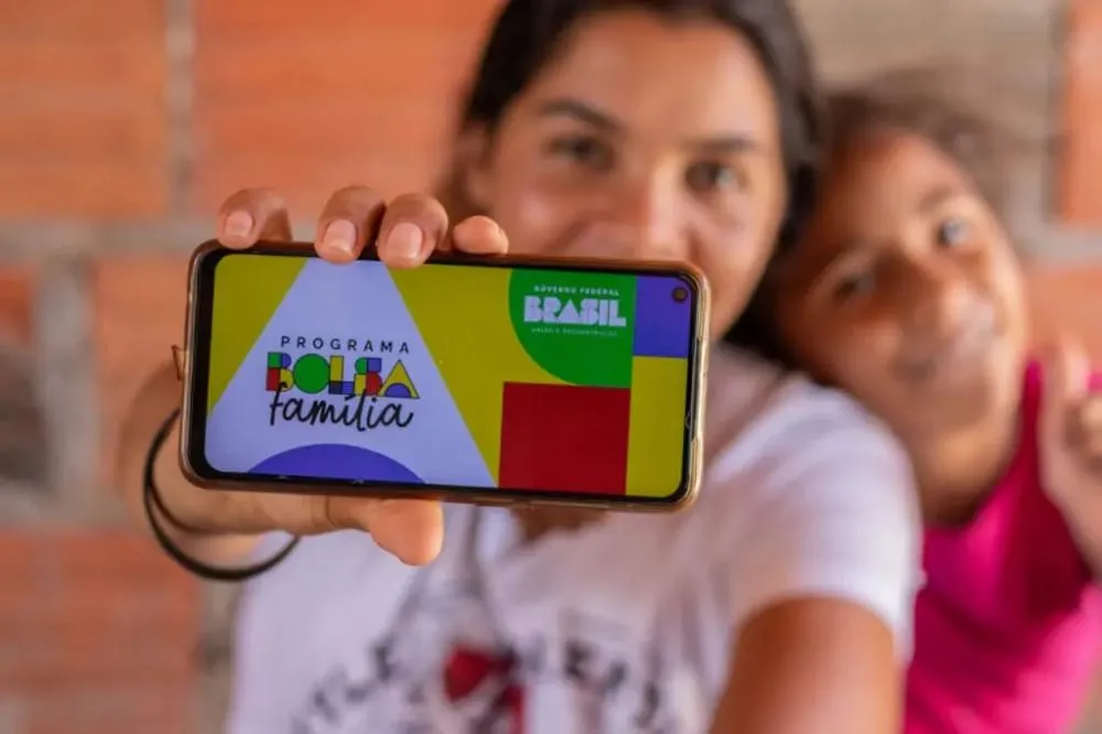 Foi confirmado! Bolsa Família tem novo auxílio de R$ 300 para mães solteiras