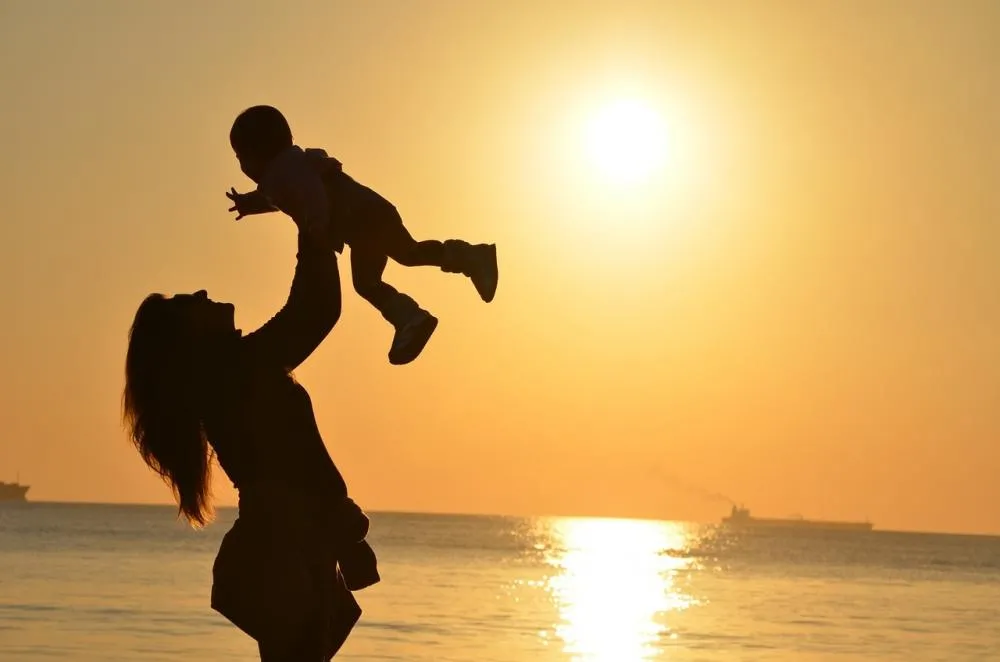 Novo benefício para as mães: Veja se você tem direito!